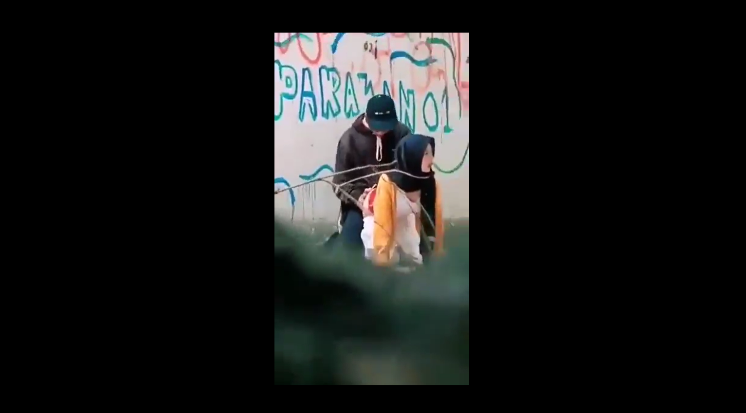 Kelakuan Gen Z Iclik Di Semak Semak Sambil Di Liatin Warga Sekitar